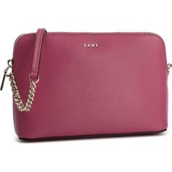 Torebka DKNY - Bryant Dome Cbody R83E3655 Pink PNK. Różowe listonoszki damskie DKNY, na imprezę, bez wzorów, ze skóry, bez dodatków. W wyprzedaży za 419,00 zł.