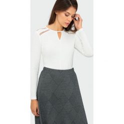 Biały top z ozdobną mereżką. Białe bluzki damskie Greenpoint, bez wzorów, z elastanu, bez kołnierzyka. Za 29,99 zł.