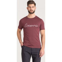 T-SHIRT Emporio Armani. Czerwone t-shirty męskie Emporio Armani, s, z nadrukiem, z bawełny, z okrągłym kołnierzem. Za 233,00 zł.