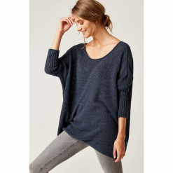 Sweter w kolorze granatowym. Niebieskie bez kategorii SCUI, z okrągłym kołnierzem. W wyprzedaży za 139,95 zł.
