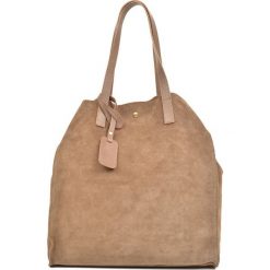 Skórzana torebka w kolorze ciemnobeżowym - (S)40 x (W)38 x (G)10 cm. Brązowe torebki klasyczne damskie marki Wiosenny MUST HAVE, bez wzorów, ze skóry, na ramię, bez dodatków. W wyprzedaży za 269,95 zł.