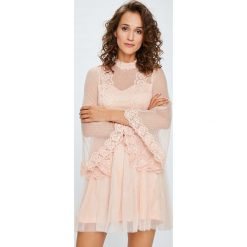 Answear - Sukienka. Białe sukienki damskie ANSWEAR, s, bez wzorów, z tkaniny, eleganckie, bez kołnierzyka, bez rękawów, mini, rozkloszowane. W wyprzedaży za 179,90 zł.