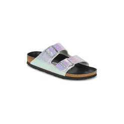 Klapki Birkenstock ARIZONA. Fioletowe klapki damskie Birkenstock, bez wzorów, bez obcasa. W wyprzedaży za 405,30 zł.