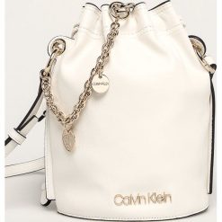 Calvin Klein - Torebka. Czarne kuferki damskie Calvin Klein, w paski, ze skóry ekologicznej, casualowe, na ramię, małe, bez dodatków. Za 519,90 zł.