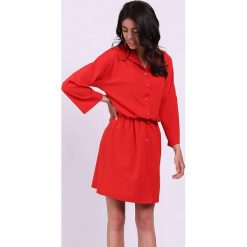 Sukienka w kolorze czerwonym. Czerwone sukienki damskie Jesienny butik, xs, bez wzorów, z klasycznym kołnierzykiem, bez rękawów, mini, rozkloszowane. W wyprzedaży za 119,95 zł.