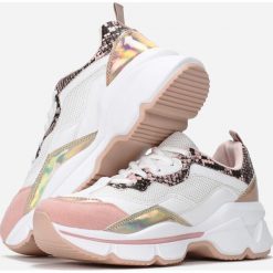 Różowe Wężowe Sneakersy Hot Snow. Różowe sneakersy damskie Born2be, ze skóry. Za 99,99 zł.