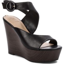 Sandały GUESS - Grimes2 FLGR22 LEA03 BLACK. Czarne klapki damskie marki Guess, z aplikacjami, ze skóry ekologicznej, bez obcasa, na obcasie. W wyprzedaży za 349,00 zł.