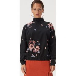 Bluza z golfem w kwiaty - Czarny. Czarne bluzy damskie Sinsay, s, w kwiaty, bez rękawów, bez kaptura. Za 49,99 zł.
