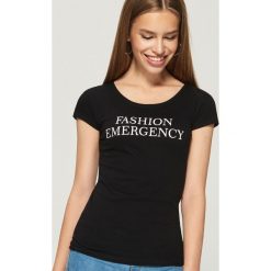 T-shirt z napisem - Czarny. Czarne t-shirty damskie marki Sinsay, l, z napisami. Za 9,99 zł.