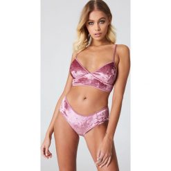Qontrast X NA-KD Aksamitne majtki - Pink. Różowe majtki damskie Qontrast x NA-KD, s. W wyprzedaży za 25,98 zł.