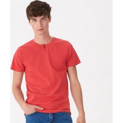 T-shirt z guzikami - Czerwony. Czerwone t-shirty męskie House, xl, bez wzorów, bez kołnierzyka. W wyprzedaży za 19,99 zł.