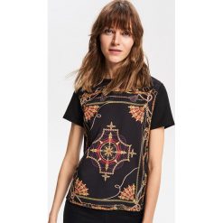 T-shirt z nadrukiem w łańcuchy - Czarny. Czarne t-shirty damskie marki Reserved, s, z nadrukiem. Za 59,99 zł.