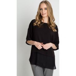 Luźna czarna bluzka z opuszczonym rękawem BIALCON. Czarne bluzki damskie BIALCON, bez wzorów, z materiału, eleganckie, bez kołnierzyka, bez rękawów. W wyprzedaży za 81,00 zł.