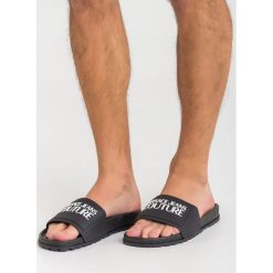 KLAPKI VERSACE JEANS COUTURE. Czarne kapcie męskie Versace Jeans Couture, bez wzorów, z jeansu. Za 269,00 zł.