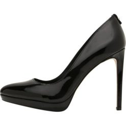 Calvin Klein SAMEERA PATENT Szpilki black. Czarne szpilki Calvin Klein, z materiału. Za 769,00 zł.