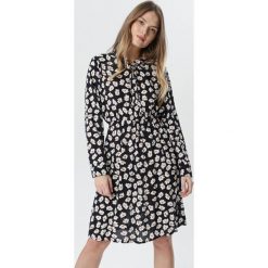 Granatowa Sukienka Naia. Niebieskie sukienki damskie Born2be, na imprezę, xl, w kwiaty, klasyczne, ze stójką, z długim rękawem, długie, mini, rozkloszowane. Za 79,99 zł.