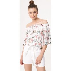 Biała Bluzka Very Thin. Białe bluzki damskie Born2be, na imprezę, xl, bez wzorów, bez kołnierzyka, z krótkim rękawem. Za 79,99 zł.