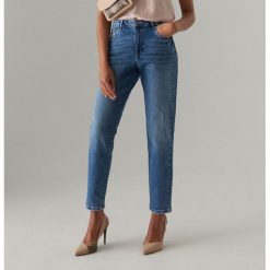 Jeansy mom fit z wysokim stanem - Granatowy. Niebieskie jeansy damskie Mohito, bez wzorów, z jeansu, z podwyższonym stanem. Za 119,99 zł.