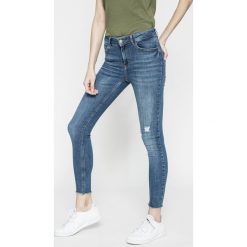 Pieces - Jeansy DELLY. Niebieskie rurki damskie marki Pieces, z aplikacjami, z elastanu. W wyprzedaży za 119,90 zł.