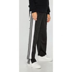 Adidas Originals - Spodnie. Czarne spodnie damskie adidas Originals, bez wzorów, z poliesteru, casualowe. W wyprzedaży za 239,90 zł.