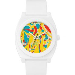 Zegarek kwarcowy "Time Teller P" w kolorze białym ze wzorem. Białe, analogowe zegarki damskie Nixon, ze stali. W wyprzedaży za 99,95 zł.
