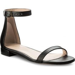 Sandały STUART WEITZMAN - Lessnudist XL17443 Black Arizona. Czarne klapki damskie Stuart Weitzman, bez wzorów, ze skóry, bez obcasa, na obcasie. W wyprzedaży za 859,00 zł.