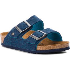 Klapki BIRKENSTOCK - Arizona Rivet Kids 1010435 Blue. Niebieskie sandały chłopięce Birkenstock, z wełny, bez zapięcia. W wyprzedaży za 159,00 zł.