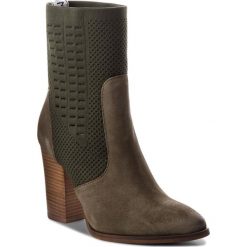 Botki TOMMY HILFIGER - Knit Heeled Boot FW0FW02941 Dusty Olive 011. Czarne buty zimowe damskie marki TOMMY HILFIGER, z materiału, z okrągłym noskiem, na obcasie. Za 649,00 zł.