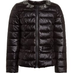 Sisley Kurtka przejściowa black. Czarne kurtki dziewczęce marki Sisley, z materiału. W wyprzedaży za 179,10 zł.
