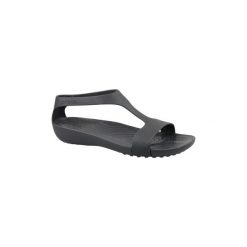 Sandały Crocs W Serena Sandals 205469-060. Czarne klapki damskie Crocs, bez wzorów, bez obcasa. Za 139,99 zł.