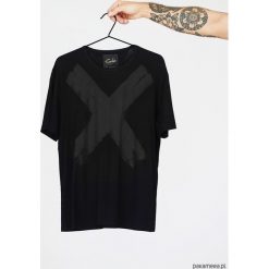 Chin X black on black. Czarne t-shirty męskie marki Pakamera, m, bez wzorów, z wiskozy, klasyczne, z klasycznym kołnierzykiem. Za 149,00 zł.