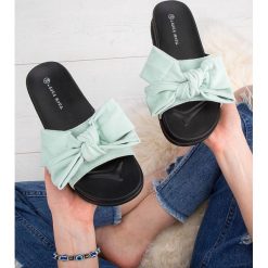 Klapki damskie Laura Mode SYT-04 Zielone. Zielone klapki damskie LAURA MODE, bez wzorów, z tworzywa sztucznego, bez obcasa. Za 59,00 zł.