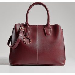 Torebka city bag z brelokiem - Bordowy. Czerwone torebki klasyczne damskie Mohito, bez wzorów, z breloczkiem. Za 139,99 zł.