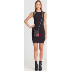 SUKIENKA ARMANI EXCHANGE. Czarne sukienki damskie Armani Exchange, na imprezę, s, z aplikacjami, z okrągłym kołnierzem, bez rękawów, mini, dopasowane. Za 599,00 zł.