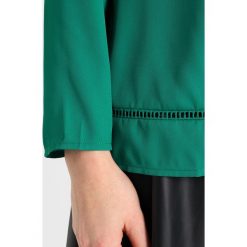 Bluzki asymetryczne: Cortefiel BASIC BLOUSE WITH PINSTICHES IN HEM Bluzka dark green