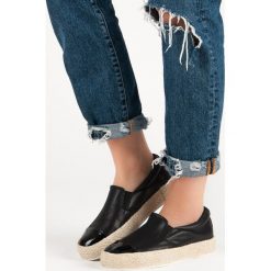 MODNE CZARNE TRAMPKI. Czarne trampki i tenisówki damskie marki Merg, bez wzorów, bez zapięcia. Za 40,90 zł.