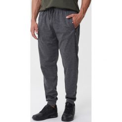 Ciemnoszare Spodnie Inundation. Szare spodnie męskie Born2be, xl, bez wzorów, z dresówki. Za 49,99 zł.