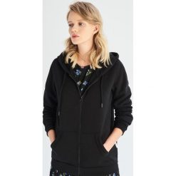 Bluza z kapturem - Czarny. Czarne bluzy damskie z kapturem marki Sinsay, s. Za 49,99 zł.
