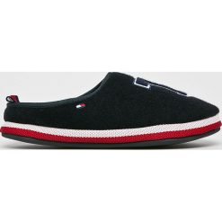 Tommy Hilfiger - Kapcie. Niebieskie kapcie męskie marki TOMMY HILFIGER, z gumy. W wyprzedaży za 179,90 zł.