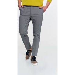 Spodnie męskie ze strukturalnej tkaniny o dopasowanym kroju. Szare spodnie garniturowe męskie Top Secret, bez wzorów, z tkaniny, eleganckie. W wyprzedaży za 59,99 zł.