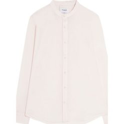 Koszula basic ze stójką. Czerwone koszule męskie na spinki Pull&Bear, ze stójką, z długim rękawem. Za 59,90 zł.