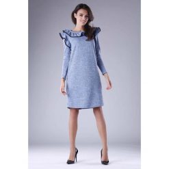 Niebieska Trapezowa Sukienka Dzianinowa z Falbankami. Niebieskie sukienki damskie Molly.pl, na co dzień, s, z aplikacjami, z dzianiny, eleganckie, z okrągłym kołnierzem, z długim rękawem, długie, proste. Za 132,90 zł.