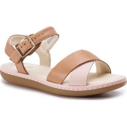 Sandały CLARKS - Skylark Pure K 261423016 Tan Combo Lea. Pomarańczowe sandały dziewczęce Clarks. W wyprzedaży za 159,00 zł.