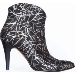 Botki na szpilce - skóra naturalna - model 435 - srebrny wzór. Szare botki damskie Zapato, z jeansu, eleganckie, na wysokim obcasie, na obcasie, bez zapięcia. W wyprzedaży za 319,20 zł.