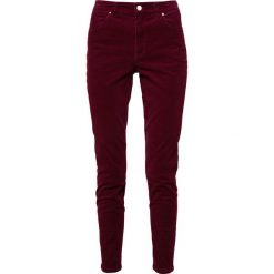 Club Monaco ALESSIA Spodnie materiałowe pomegranate. Czerwone spodnie damskie marki Club Monaco, bez wzorów, z elastanu. W wyprzedaży za 344,50 zł.