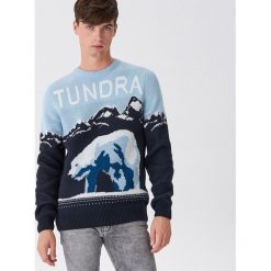 Sweter z zimowym motywem - Niebieski. Niebieskie swetry męskie House, s, bez wzorów, bez kołnierzyka, bez kaptura. Za 119,99 zł.