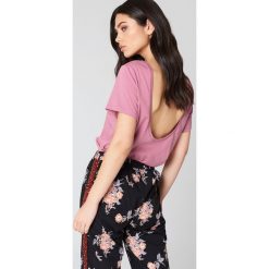 NA-KD Basic T-shirt z odkrytymi plecami - Pink. Różowe t-shirty damskie NA-KD Basic, z bawełny, z dekoltem na plecach. W wyprzedaży za 28,67 zł.