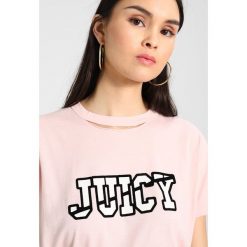 T-shirty damskie: Juicy Couture LOGO SPLIT NECK GRAPHIC TEE Tshirt z nadrukiem light/pastel pink
