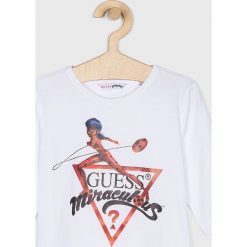 Guess Jeans - Longsleeve dziecięcy 113-157 cm. Białe bluzki dziewczęce Guess Jeans, z nadrukiem, z elastanu, z okrągłym kołnierzem, z krótkim rękawem, krótkie, bez kaptura. W wyprzedaży za 79,90 zł.