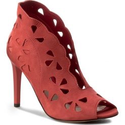 Szpilki CARINII - B3990 H55-000-000-B16. Czerwone botki damskie Carinii, bez wzorów, ze skóry, eleganckie, bez obcasa, na obcasie, bez zapięcia. W wyprzedaży za 249,00 zł.